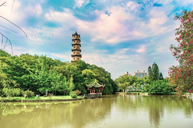 溫州有座江心寺,寺中有副對(duì)聯(lián),字都認(rèn)識(shí)卻不會(huì)讀!